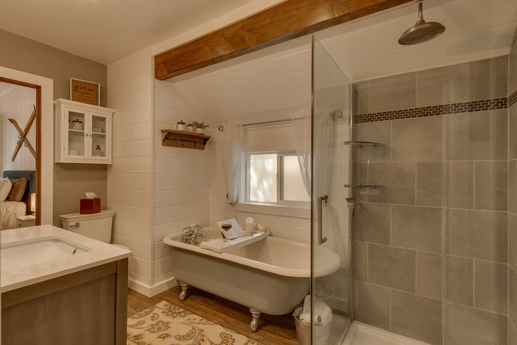 Clawfoot bathtub west shore